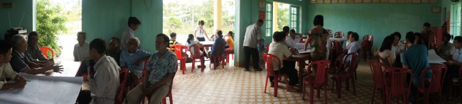 Hình 2: Quang cảnh buổi thảo luận nhóm để lấy ý kiến người dân diễn ra tại Nhà Văn hóa khối An Mỹ.