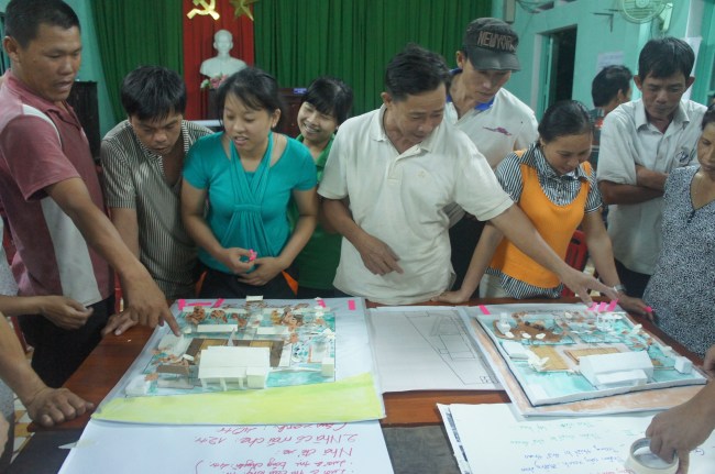 Hình 14: Người dân được mời lên trao đổi trực tiếp với nhóm thiết kế về từng phương án