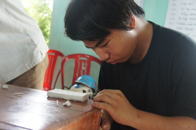 Hình 15: Sơn, một thanh niên địa phương, tham gia làm mô hình với nhóm thiết kế.