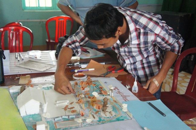 Hình 11: Cảnh, một cộng tác viên tại địa phương của Trung tâm Hành động vì Đô thị tham gia cùng với các KTS trong việc xây dựng mô hình sân chơi NVH An Mỹ trong tương lai.