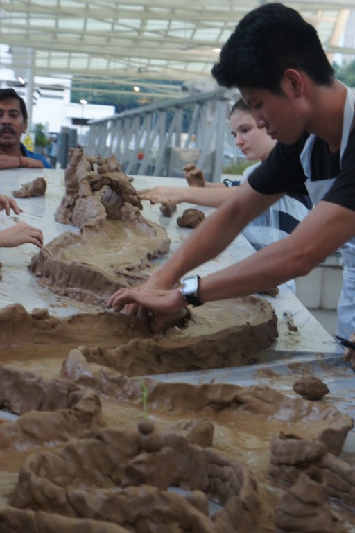 Nước bắt đầu đổ xuống từ thượng nguồn khiến một số bờ "đê" nơi sông uốn khúc cần gia cố trong khi phía bờ đối diện có thể hạ "đê". 