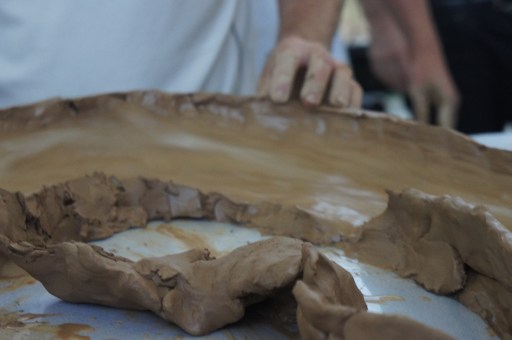 Nơi nước chảy xiết và đồn về một phía bờ sông.