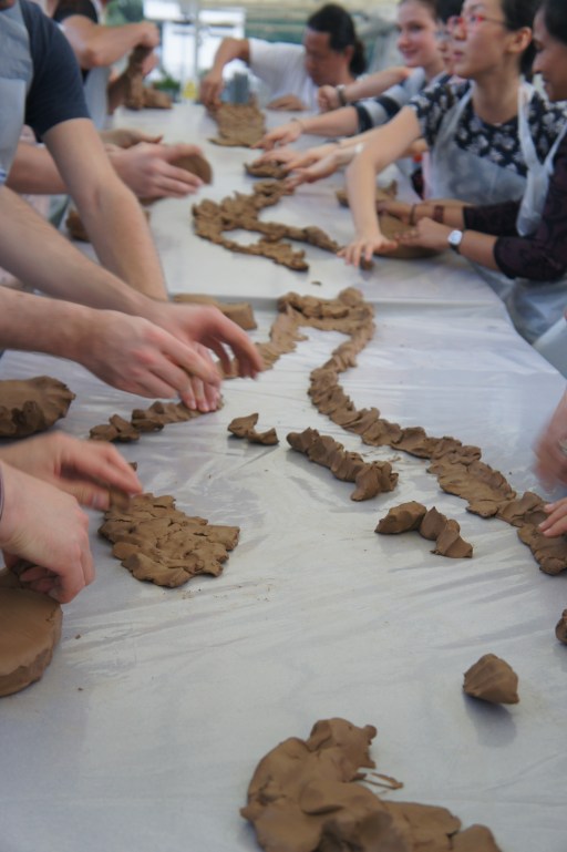 Bắt đầu "nặn" dòng sông đất sét.