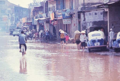 Một tuyến đương bị ngập sau mưa vào năm 1967. Ảnh của Donald Jellema.