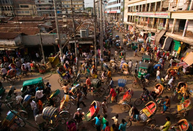 Một khu phố lộn xộn tại Dhaka, Bangladesh. Người dân tại đây ở trong những tòa nhà cũ kỹ lụp xụp và đi lại bằng xe kéo.