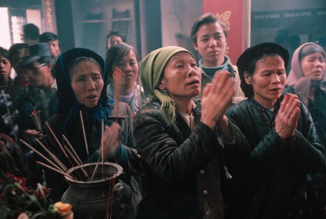 Người dân cầu nguyện tại một ngôi chùa ở Hà Nội vào dịp Tết Nguyên Đán.