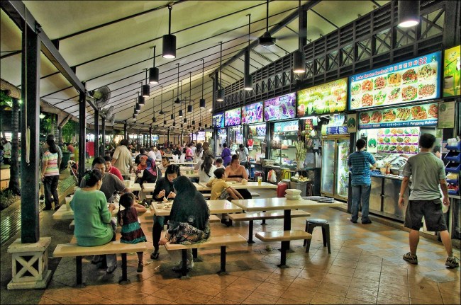 Newton Hawker Center, một trong những điểm ăn uống lâu đời và nổi tiếng tại Singapore