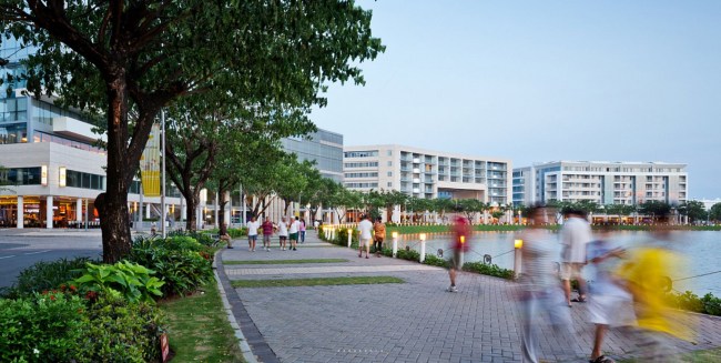 Những công trình hỗn hợp về mục đích sử dụng (chủ yếu là thương mại để 'kích hoạt' không gian công cộng vào ban ngày, và nhà ở để thực hiện vai trò trên vào buổi tối) có tỷ lệ thân thiện với con người nằm uốn mình theo đường dạo ven hồ Bán Nguyệt ở khu đô thị Nam Sài Gòn là ví dụ điển hình về xử lý 'tỷ lệ' công trình trong thiết kế đô thị.