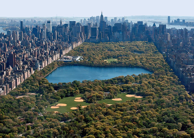 Central Park góp phần khiến Midtown Mahattan trở thành trung tâm thứ hai cuả New York sau khu hạ Mahattan nơi có phố Wall. Tòa tháp cao nhất New York, Empire State Building, hiện cũng nằm ở Midtown.